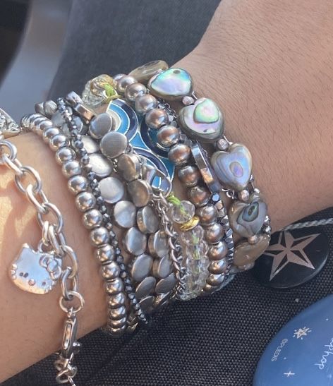 Outfit Inspo Jewerly, Lots Of Silver Jewelry Aesthetic, Silver Jewellery Layering, Lots Of Bracelets On Wrist Aesthetic, Silver Jewelry Stacking, Stacked Jewelry Necklaces Silver, Chunky Bracelets Aesthetic, Multiple Bracelets Style, Vintage Bracelet Stack