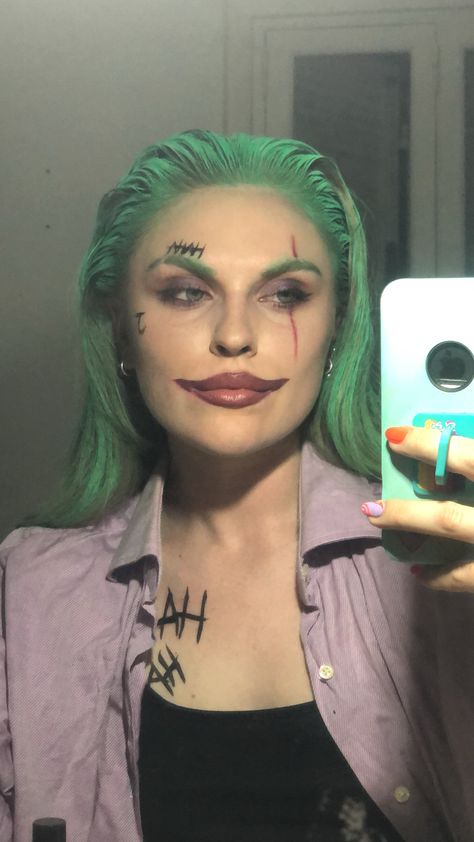 Joker Hairstyle Women, Halloween Costumes Elegant, Girls Joker Costume, Girl Joker Halloween Costume, Joker Costume Makeup, Joker Hairstyle, Joker Girl Costume, Joker Makeup Men, Girl Joker Costume