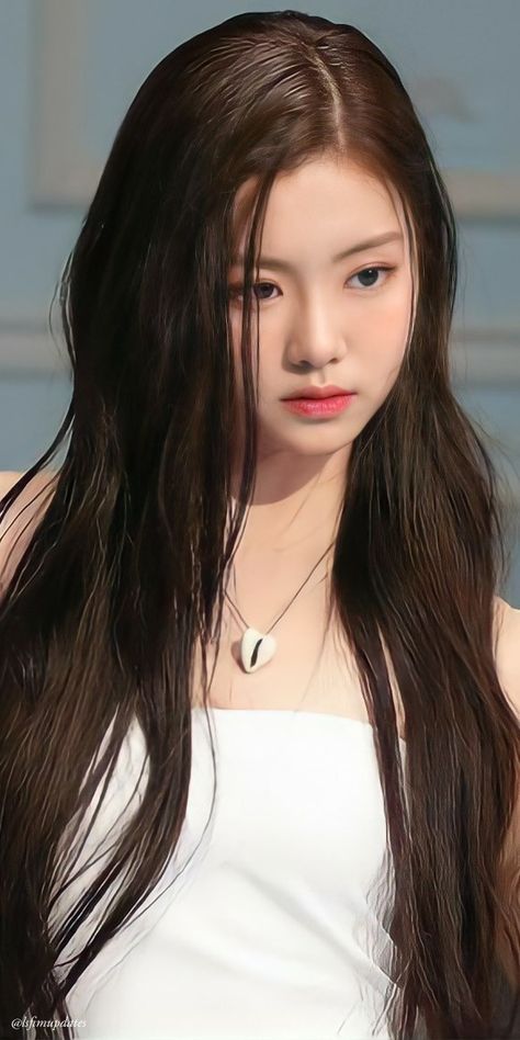 Le Sserafim Wallpaper, Yunjin Kim, Big Eyes Makeup, Kpop Makeup, U Go Girl, Go Girl, K Pop Star, Jennie Kim Blackpink, Eyes Makeup