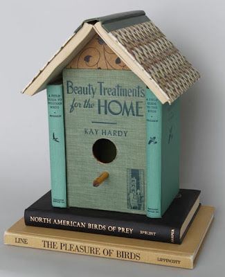 Old Book Art, Kerajinan Diy, Old Book Crafts, Recycled Books, Bird Houses Diy, Old Books, Diy Projects To Try, Birdhouse, Book Crafts