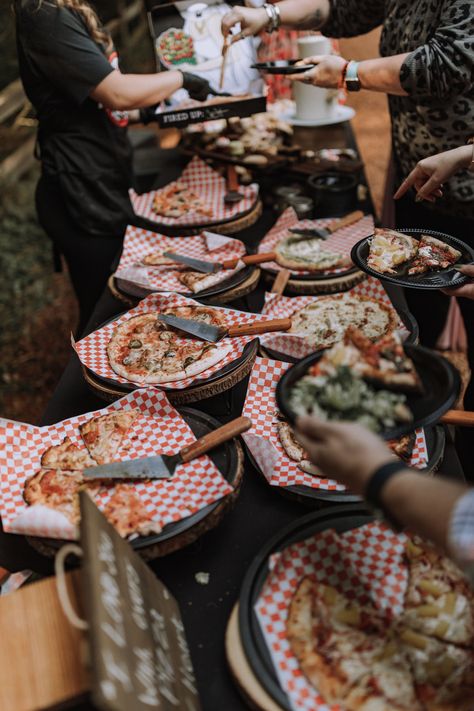 Pizza For Rehearsal Dinner, Pizza Bar Display, Pizza Buffet Display Party Ideas, Pizza Catered Wedding, Fruit Pizza Wedding, Pizza Stands Wedding, Pizza And Wine Wedding, Finger Foods At Wedding, Pizza Catering Display