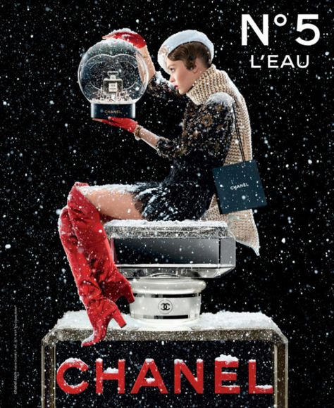 The legendary fashion photographer Jean Paul Goude captured Chanel N°5 L’Eau Fragrance Holiday 2019 campaign starring Lily-Rose Depp. Lily Rose Depp Chanel, Christmas Fashion Photography, Jean Paul Goude, Christmas Editorial, Butterfly Shapes, Chanel Poster, Chanel N° 5, Parfum Chanel, Christmas Campaign