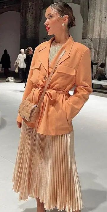 Peaches And Cream Outfit, Peach Skirt Outfit Color Combos, Pantone Peach Fuzz Outfit, Peach Outfits For Women, Ss24 Fashion Trends Women, Peach Color Outfits, Peach Fuzz Outfit, Peachy Outfits, Apricot Crush Color