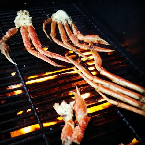 Snow Crab Clusters, Crab Legs On The Grill, Grilled Crab, Crab Legs Recipe, Crab Recipe, Snow Crab Legs, Snow Crab, Broiled Salmon, Garlic Butter Sauce