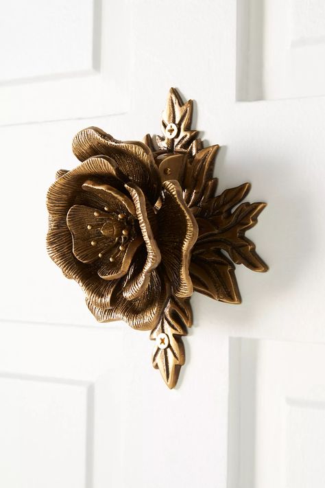 10 Door Knockers to Make the Best First Impressions | Charleston Blonde Anthropologie Door Knocker, Flower Door Knocker, Enterway Decor Entryway, Art Deco Bookends, French Style Home Decor, Unique Door Knockers, Bee Door Knocker, Home Makeover Ideas, Home Accessories Ideas