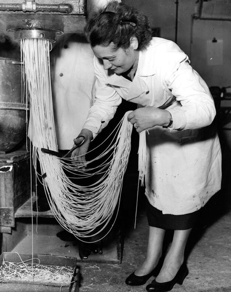 Spaghetti source: Inside the history of pasta production Pompeii People, Italian Aesthetic, Alfred Eisenstaedt, Making Pasta, Pasta Dough, Drying Pasta, Rare Pictures, Long Island City, Thomas Jefferson