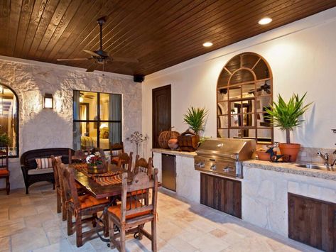 spanish style kitchen cabinetry Landscaped Courtyard, Spanish Outdoor Kitchen, Hacienda Style Kitchen, Spanish Style Kitchen, Arched Doorways, Spanish Kitchen, Outdoor Kitchen Countertops, Mediterranean Home Decor, Spanish Style Homes