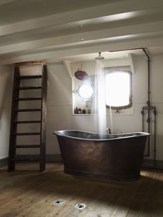 Love tub , shower Industrial Bathroom Design, Copper Tub, Rustic Bath, Industrial Bathroom, Bad Inspiration, Movie Set, Bathroom Plumbing, Earthship, Bad Design