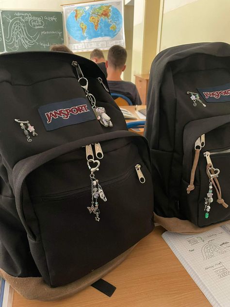 Matching Backpacks For Couples, Vans Backpack Aesthetic, Jansport School Bags, America Aesthetic, Messy Clothes, Mochila Jansport, Backpack Aesthetic, Edc Backpack, Vans Backpack