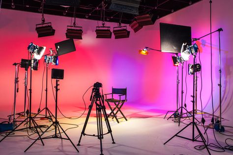 Video Studio Design, Photography Studio Spaces, Plateau Tv, Studio Setting, Photography Studio Design, Tv Set Design, Tv Studio, Podcast Studio, Tv Set