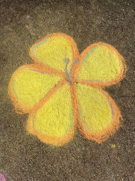 Hibiscus Flower Chalk Art, Side Walk Calk Ideas, Hibiscus Chalk Art, Chalk Art Flowers, Flower Chalk Art, Chalk Flowers, Easy Chalk Drawings, Sidewalk Chalk Art Ideas, Chalk Activities