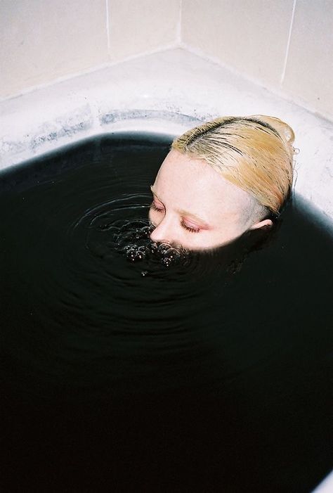 Bathtub Photography, Bath Photography, Shotting Photo, 사진 촬영 포즈, Photographie Inspo, Black Water, Ap Art, Underwater Photography, Foto Inspiration