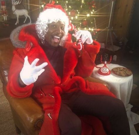 Funny Christmas Pfp, Funny Santa Pictures, Halloween Costumes Celebrities, Celebrities Halloween, Celebrity Ear Piercings, Christmas Profile Pictures, Celebrity Halloween, 90s Rap, Terry Crews