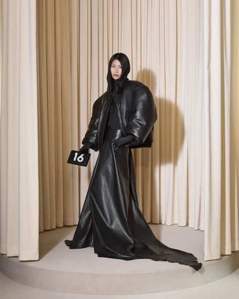 Balenciaga Fall 2024 Couture Fashion Show & Collection Review [PHOTOS] Fotografi Fesyen, Balenciaga Fashion Show, Leather Couture, Nyc Winter Outfits, Cristobal Balenciaga, Elie Saab Haute Couture, Balenciaga Fashion, Mode Shoes, Collection Couture