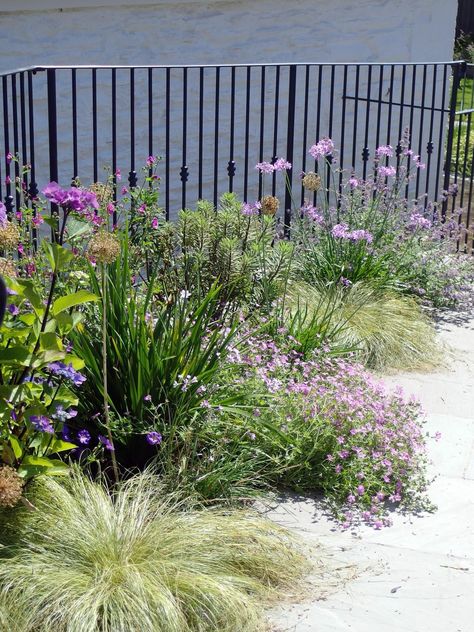 Coastal Front Garden Uk, Seaside Cottage Garden, Coastal Courtyard Garden, Coastal Rock Garden, Coastal Garden Australia, Coastal Front Garden, Coastal Garden Design, Beach Garden Ideas Coastal Style, Coastal Cottage Garden