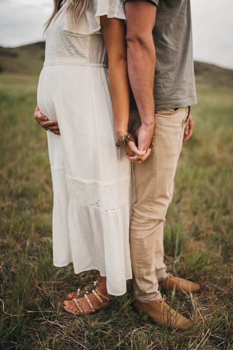 Mother To Be Photoshoot, Park Maternity Photoshoot Ideas, Maternity Shoot Outdoor Ideas, Fall Inspired Maternity Photos, Engagement Photos Pregnant, Outdoor Maternity Photos With Husband, Beige Maternity Photoshoot, Subtle Maternity Photos, Maternity Pics With Family