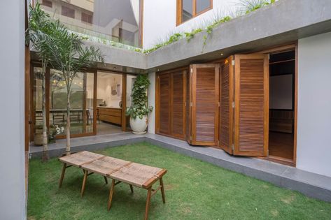 The Courtyard House // Urban Narratives - Architizer Journal Courtyard Small House, Urban Courtyards, Concrete Finish, Project Site, Exposed Concrete, The Courtyard, Courtyard House, Minimalism Interior, Indoor Air Quality