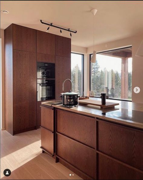 Interior Earth Tones, Wood Benchtop, Japandi Kitchen, Tiny Kitchen Design, Open Plan Kitchen Dining Living, Kitchen Benchtops, Walnut Kitchen, Open Plan Kitchen Dining, Japandi Interior