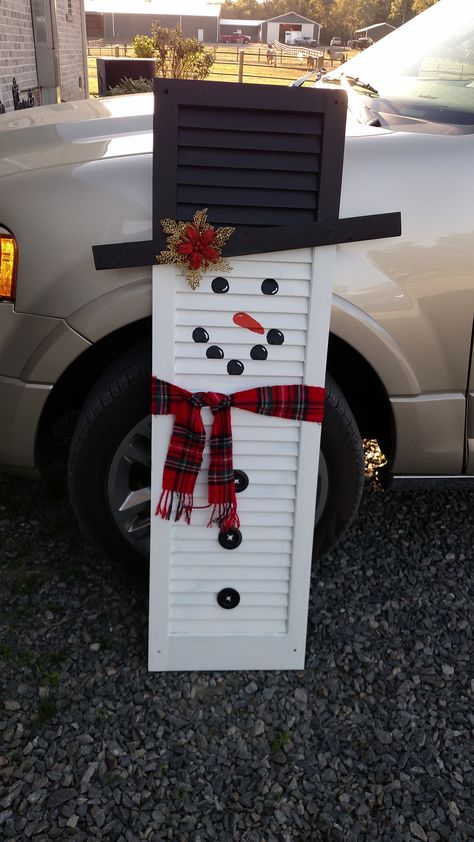 Shutter snowman 2017 Diy Snowman Decorations, Dollar Store Christmas Decor, Outdoor Christmas Diy, Diy Christmas Decorations For Home, Christmas Garden Decorations, Christmas Decorations Cheap, Dollar Store Christmas, Easy Christmas Decorations, Christmas Decorations Diy Outdoor