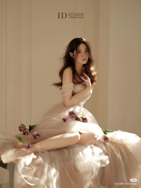 Elegant Concept Photoshoot, Sitting Poses Elegant, Dreamy Photoshoot Ideas, Photoshoot Concepts Studio, Lounging Pose, Dreamy Photoshoot, Korean Photoshoot, Fairy Photoshoot, Photoshoot Studio