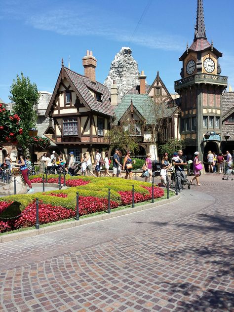 Fantasyland - Peter Pan with Matterhorn in background #Disneyland Disneyland Fantasyland Aesthetic, Fantasy Land Disneyland, Disneyland Architecture, Fantasyland Aesthetic, Disneyland Background, Disney Fantasyland, Disneyland Matterhorn, Fantasyland Disneyland, Fantasyland Disney