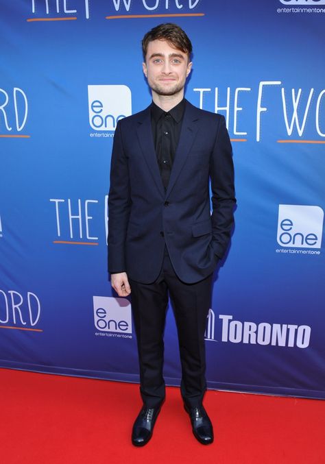 Pin for Later: Are These Hot Stars Shorter Than You Think? Daniel Radcliffe = 5'5" Blue Suit Black Shirt, Hottest Guys, Best Dressed Man, Lucky Ladies, Suit Black, Navy Suit, Navy Jacket, Chris Pratt, Daniel Radcliffe