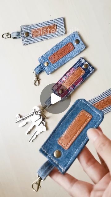 Denim Keychain Diy, How To Make A Keychain, Handmade Keychains Diy, Key Chains Diy Handmade, Leather Keyring Diy, Denim Keychain, Make A Keychain, Purse Charms Diy, Jeans Sewing