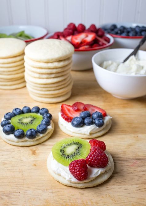 Recipe: Mini Fruit Pizzas | Kitchn Fruit Pizza Frosting, Dessert Pizza Fruit, Fruit Pizzas, Fruit Sugar Cookies, Mini Fruit Pizzas, Dessert Pizza Recipes, Pizza Dessert, Pizza Vegetariana, Fruit Pizza Sugar Cookie