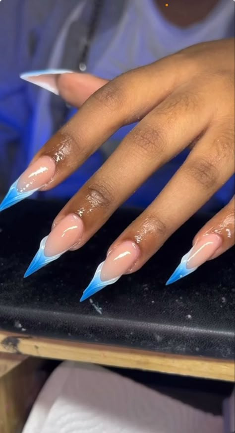 Blue Pointed Nails, Pointy Nails French Tip, Blue Nail Designs Stiletto, Blue Stilletos Nails, French Tips Stiletto Nails, Blue Stiletto Nails Design, Stiletto Nails Blue, Gel Nails Shape, Blue Stiletto Nails