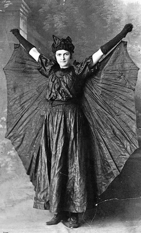 OK, 1930s batgirl, you are awesome. | 16 Kids Of The Past Doing Halloween Better Than You Halloween Fotos, Victorian Halloween, Vintage Halloween Photos, Bat Costume, Halloween Memes, Vintage Halloween Costume, Hallowen Costume, Victorian Photos, Vintage Witch