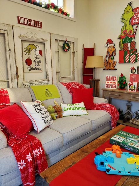 Grinch Living Room Decorating Ideas, Grinch Apartment Decor, Grinch Living Room Ideas, Grinch Themed Christmas Decoration Living Room, Grinch Themed Living Room, Grinch House Decoration Decorating Ideas, Grinch Cocoa Bar, Grinch Living Room, Grinch House Decoration