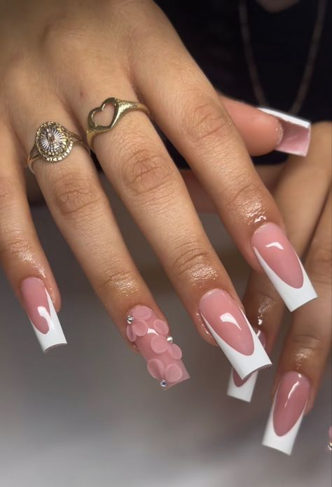 Dip Powder Nails Flower Design, Cute Nails With Initials Short, Med Nail Designs, Nail Inspo Coffin Short, Heart Design Aesthetic, Square Simple Nails, Nail Inspo Acrylic Square, Square Nails Medium Length, 3 D Flower Nails