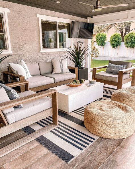 Screened In Porch Furniture, Patio Lounge Furniture, Patio Couch, Patio Inspiration, Porch Furniture, Outside Patio, Eucalyptus Wood, Modern Patio, Pool Furniture