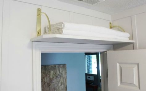 Shelf Over Door, Diy Bathroom Storage, Diy Casa, Bathroom Storage Shelves, Door Shelves, Small Bathroom Storage, Tiny Bathroom, Diy Home Decor On A Budget, Diy Bathroom