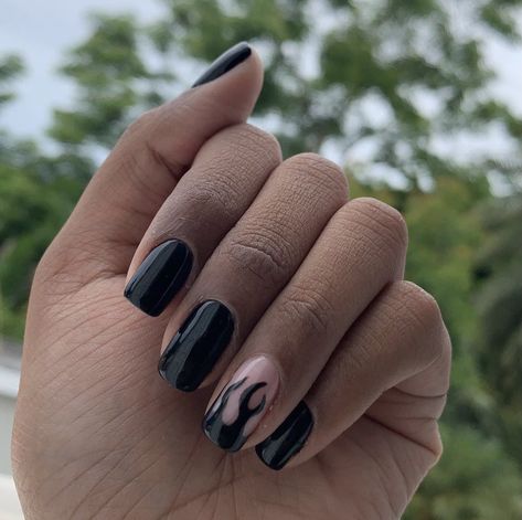 Flame Black Nails, Flame Nails Acrylic Short, Black Nails With Flame Design, Short Nail Designs Flames, Black Nail Art Square, Black Flame Nails Short, Flame Nails Square, Nails Black Flames, Black Nails Flames