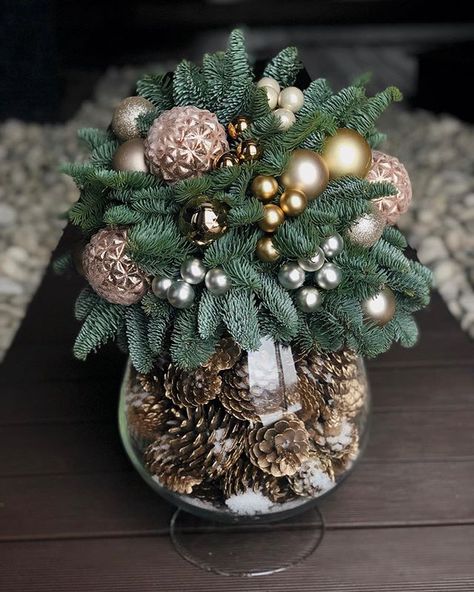 Christmas Centrepiece Ideas, Art Floral Noel, Christmas Flower Arrangements, Artificial Christmas Wreaths, Christmas Table Centerpieces, Christmas Floral Arrangements, Christmas Centerpieces Diy, Ideas For Easter Decorations, Christmas Arrangements