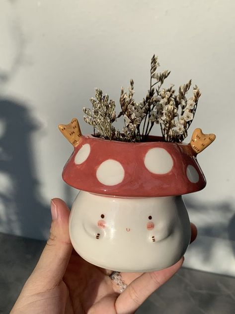 Pottery Ideas Mushroom, Cottagecore Mushroom Aesthetic Room, Plant Pottery Ideas, Mushroom Clay Crafts, Clay Pot Designs Pottery Ceramic Art, Cute Easy Pottery, Cute Ceramic Animals, Ceramics Plant Pot, Nature Ceramics Ideas