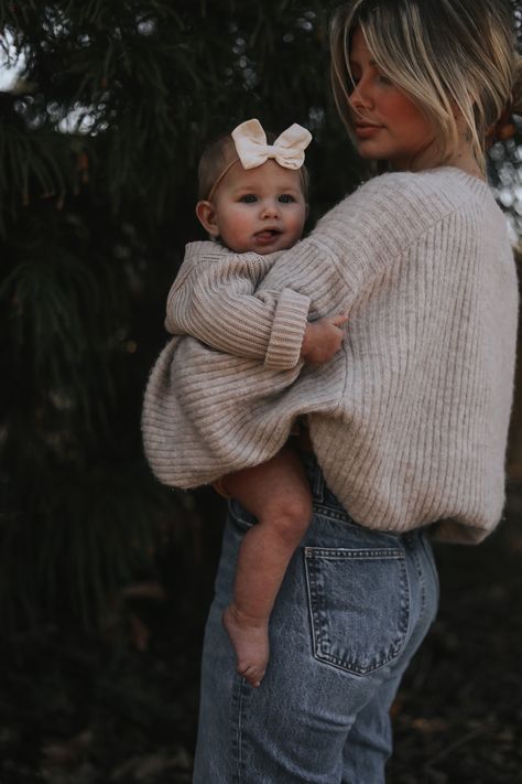 Cozy Sweater Family Photoshoot, Fall Motherhood Photography, Newborn Session Mom Outfit, Fall Photos Mother Daughter, Fall Winter Photoshoot Ideas Family, Fall Family Photos Jeans And Sweater, Winter Mommy And Me Pictures, Pictures With Baby And Mom, Fall Mini Outfit Ideas Family