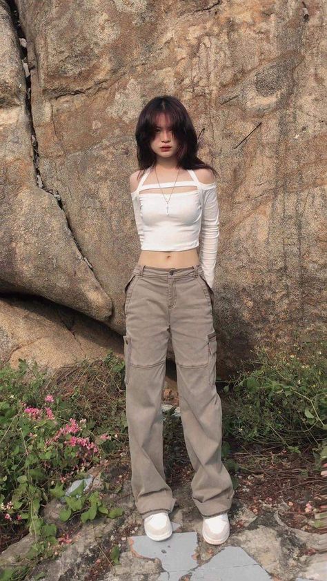 Relaxed Cargo Pants Outfit, Joji Concert, Pakaian Feminin, Cargo Pants Outfit, Mein Style, Swaggy Outfits, Korean Outfits, Casual Style Outfits, Lookbook Outfits