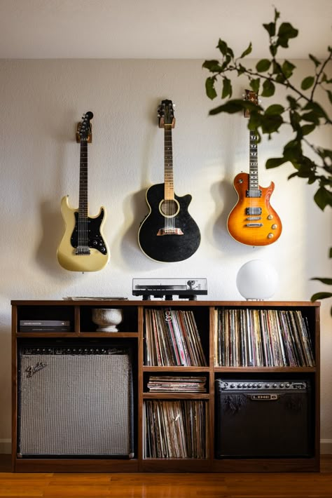 Guitar As Decor, Guitar Room Design, Basement Music Studio Ideas, Guitar Rack Wall, Music Themed Apartment, Music Room Vintage, Rock N Roll Aesthetic Decor, Room With Drum Set, Rock And Roll Apartment