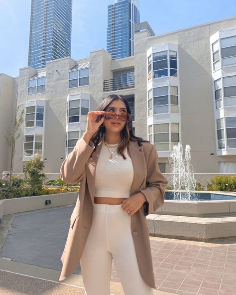 Beige Short Blazer Outfit, Outfit With Mini Skirt, Short Blazer Outfits, Long Blazer Outfit, Outfits With Mini Skirts, Outfit Latina, Professional Fits, Beige Blazer Outfit, Neutral Blazer