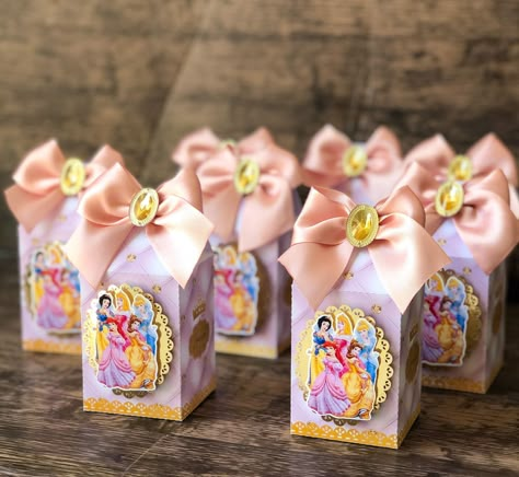 Favor Boxes Ideas Birthday, Princess Party Boxes, Disney Princess Favor Boxes, Disney Princess Birthday Favors, Disney Princess Party Favors, Disney Princess Theme Birthday Party, Disney Princess Theme Party, Princess Party Cake, Princess Party Favor