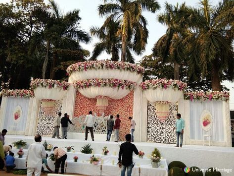 New Wedding Stage Design, Wedding Stage Decorations Indian, Shadi Function, Diy Wedding Arch Flowers, Shadi Decoration, Shadi Decor, Stage Decoration Photos, Lucknow City, Unique Event Decor