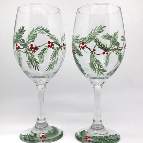 Our hand painted holly berry wine glasses make the perfect holiday hostess gift this holiday season. Add them to a gift bag or basket along with a bottle of the hosts favorite wine and you have a lovely gift for the host or hostess. Green garland and red holly berries circle the wine glass, adding a festive touch this winter while enjoying a glass of wine by the fireplace. A simple yet unique wine lover gift. ITEM DETAILS: 🤍The price shown is for 2 wine glasses 🤍Select size and style 🤍Each gl Hand Painted Christmas Glasses, Christmas Wine Glasses Diy, Painted Wine Glasses Christmas, Hand Painted Stemless Wine Glasses, Holiday Wine Glasses, Diy Wine Glasses Painted, Pretty Wine, Christmas Wine Glasses, Glasses Ideas