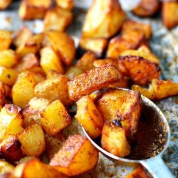 English Christmas Dinner, Seasoned Roasted Potatoes, Crispy Roast Potatoes, Seasoned Potatoes, Potato Recipes Side Dishes, Roast Potatoes, Christmas Food Dinner, Potato Side Dishes, Potato Dishes