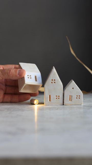 Small Ceramic Houses, Ceramics Projects Christmas, Ceramic Tiny Houses, Tiny Ceramic Houses, Mini Ceramic Houses, Tiny Clay Houses, Tiny Ceramics Ideas, Mini Pottery Ideas, Mini Ceramic Ideas