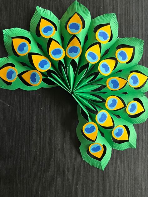 Janamashtami Craft For Kids, 6athi Decoration, Paper Whale, Animal Paper Craft, Paper Peacock, Paper Animal Crafts, Craft Ideas Easy, Bee Crafts For Kids, Peacock Crafts