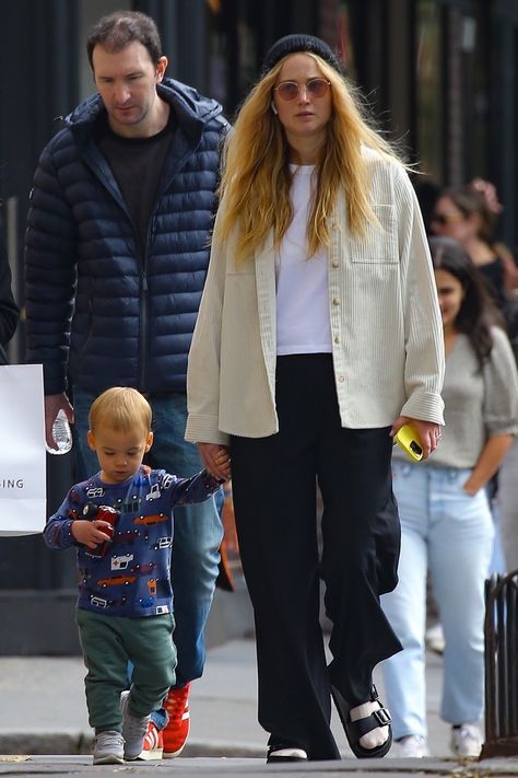 Slacks And Sandals Outfit, Birkenstock Socks Outfit, How To Style Birkenstocks, Birkenstock Outfit Sandals, Sandals With Socks Outfit, Socks And Sandals Outfit, Socks With Birkenstocks, Jennifer Lawrence Street Style, Socks With Sandals