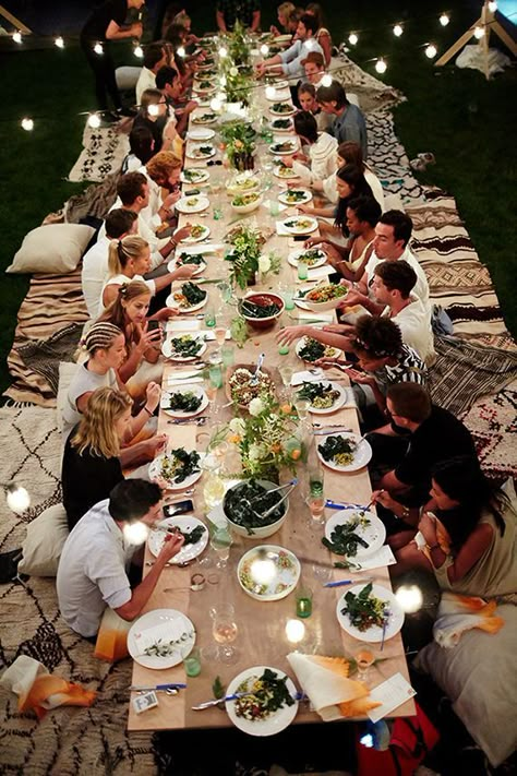 Outdoor entertaining ideas by Eye Swoon | Photo by Photographed by Winnie Au | Read more - http://www.100layercake.com/blog/?p=78106 #bohemian #backyard #party Boho Backyard Dinner Party, Garden Celebration, Backyard Dinner Party, Wedding Setup, Outdoor Dinner Parties, Summer Backyard, Outdoor Dinner, Summer Tables, Summer Soiree