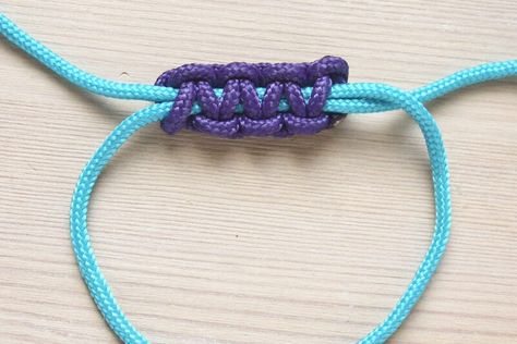 How to make a Square Sliding Knot - Simple Bookbinding, Sliding Knot Tutorial, Covered Clothes, Book Supplies, Seed Bead Bracelets Diy, Square Knot Bracelets, Sliding Knot Bracelet, Notebook Diy, Basket Diy